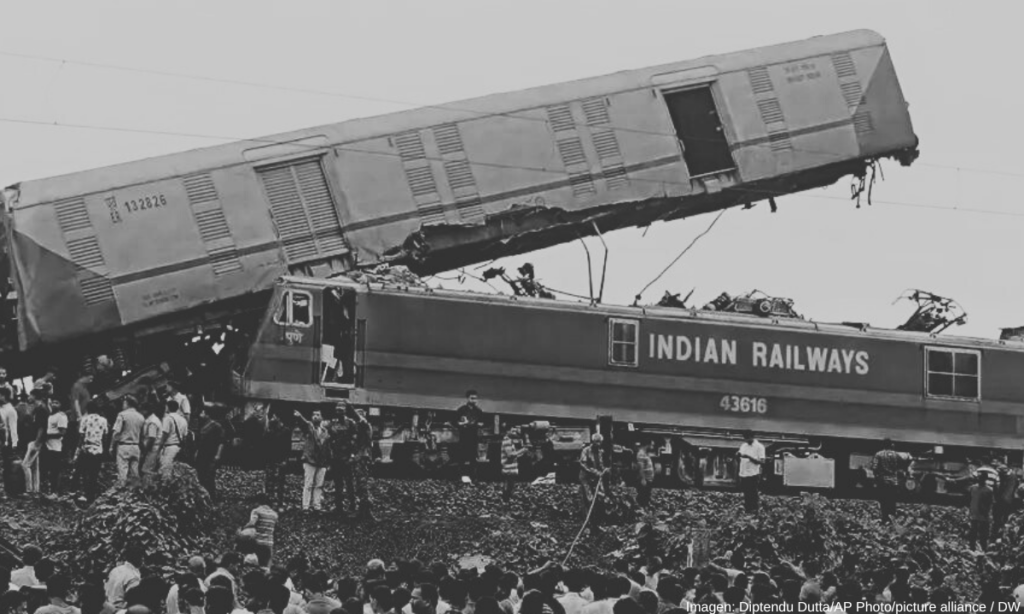 Al menos 15 muertos y decenas de heridos tras choque de trenes en la India