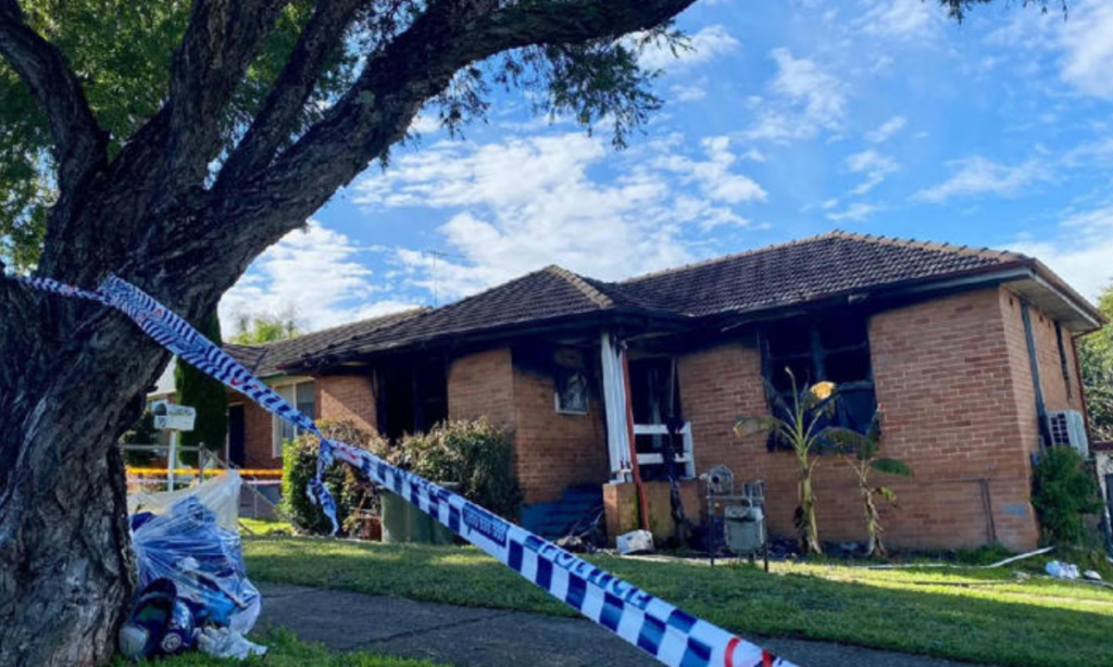 Hombre Incendia su Casa con su Familia Adentro, Muere Bebé de 5 Meses y Dos Niños de 2 y 6 Años