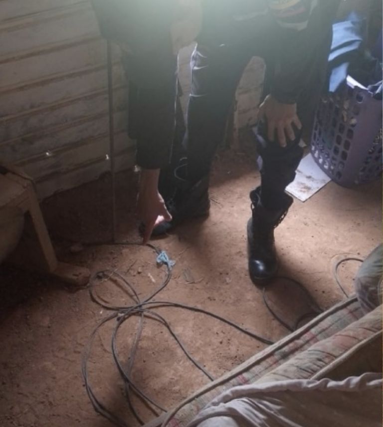 Niño muere al pisar un cable de su casa por una instalación improvisada