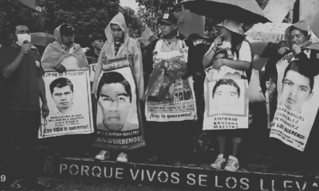 Familias de Ayotzinapa acusan a AMLO de encubrir la verdad