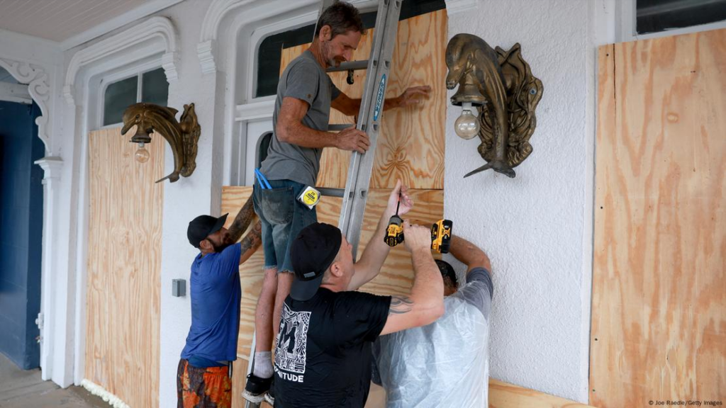 Los habitantes de Florida preparan sus viviendas para la llegada del huracán Debby.
Imagen: Joe Raedle/Getty Images