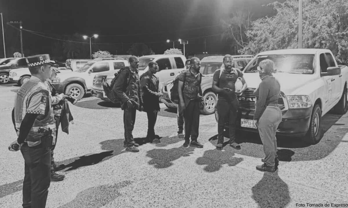 Rescatan a 37 migrantes de Camerún en tren carguero en Empalme