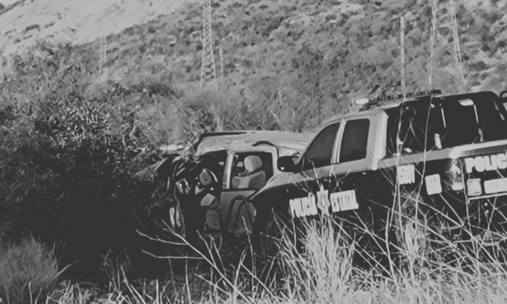 Muere niño de 13 años al volcar vehículo por esquivar un bache