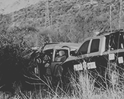 Muere niño de 13 años al volcar vehículo por esquivar un bache