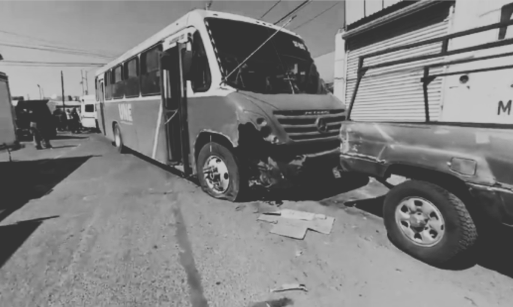 Caos vial en el Centro: choque entre camión y autos deja cinco heridos