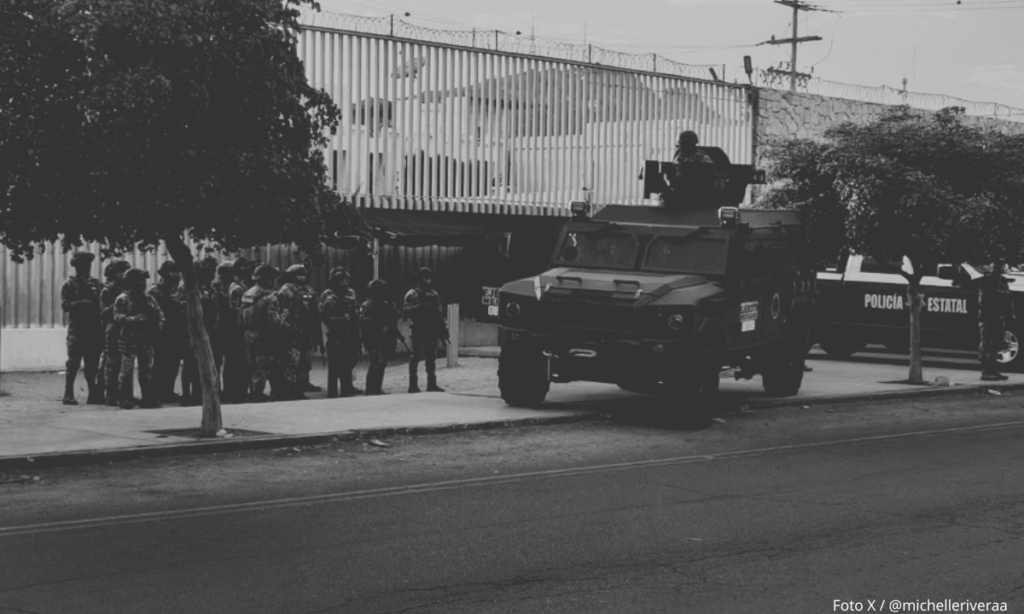 Los efectivos de seguridad estuvieron presentes durante la tarde del pasado 16 de julio para efectuar estas tareas y, según se reportó, atender a un hombre que presuntamente perdió la vida por causas naturales La movilización de fuerzas de La movilización de fuerzas de seguridad se dio pasadas las 18:00 horas en el Cereso 1 de Hermosillo, Sonora | X / @michelleriveraa La mañana del 15 de julio, elementos del Ejército Mexicano, Guardia Nacional (GN) y la Policía Estatal de Seguridad Pública (PESP) desplegaron un operativo especial en el Centro de Reinserción Social (Cereso) número 1 de Hermosillo, Sonora, con motivo de un cateo realizado durante la madrugada. El objetivo principal fue garantizar el control del penal, tanto en su interior como en el perímetro, y evitar la presencia de objetos prohibidos que pudieran facilitar actividades ilícitas o poner en riesgo a internos y personal. De acuerdo con versiones extraoficiales, el objetivo principal fue garantizar el control del penal, tanto en su interior como en el perímetro, así como evitar la presencia de objetos prohibidos que pudieran facilitar actividades ilícitas o poner en riesgo a internos y personal. De acuerdo con medios locales, De acuerdo con medios locales, la revisión y "blindaje" del penal de Hermosillo fue para atender la presnta muerte de un hombre al interior | Especial ¿Cómo se desarrolló el operativo? Las fuerzas de seguridad establecieron filtros de revisión en los accesos principales e instalaron puntos de control en el exterior del centro penitenciario. Los agentes, equipados con armamento y equipo táctico, supervisaron el desarrollo de la inspección en diversas áreas del penal. La operación se realizó bajo coordinación interinstitucional y, según se ha informado, evitando incidentes, disturbios o enfrentamientos. Por otra parte, la Secretaría de Seguridad Pública (SSP) del estado informó que esta acción forma parte de un programa permanente de supervisión orientado a prevenir situaciones de riesgo en los centros penitenciarios. Así mismo, cabe destacar que el reforzamiento de la seguridad en el Cereso 1 de Hermosillo se produce en un contexto de atención nacional sobre las condiciones en centros penitenciarios. Las autoridades estatales consideran prioritario el control interno y la prevención de incidentes, como parte de una estrategia integral para fortalecer la seguridad y mejorar las condiciones de reinserción social. Datos clave del Cereso 1 de Hermosillo, Sonora ¿Donde se ubica?: sobre la Carretera Hermosillo-La Colorada; es decir, a las afueras de la capital sonorense. ¿Cuántas personas presas puede haber?: aproximadamente, existen cerca de mil 400 plazas para internos. ¿Cuál es su población actual?: se registró una población cercana a mil 500 internos, superando la capacidad instalada. ¿Cómo se clasifica? Mixto, ya que alberga a personas procesadas y sentenciadas por delitos del fuero común y federal. La SSP de Sonora detalló La SSP de Sonora detalló que el presunto cateo se dio como parte de las acciones de seguridad para fortalecer la presencia en la entidad | Daniel Sánchez / Agencia EFE Infraestructura: Consta de áreas de dormitorios, talleres de ocupación, áreas educativas, espacios de visita familiar y módulos de seguridad. Supervisión: opera bajo la administración del Gobierno del Estado de Sonora y la Secretaría de Seguridad Pública. ¿Existen antecedentes de inseguridad?: ha sido escenario de diversos decomisos y revisiones sorpresa en los últimos años debido a incidentes internos y posibles intentos de ingreso de objetos ilegales.